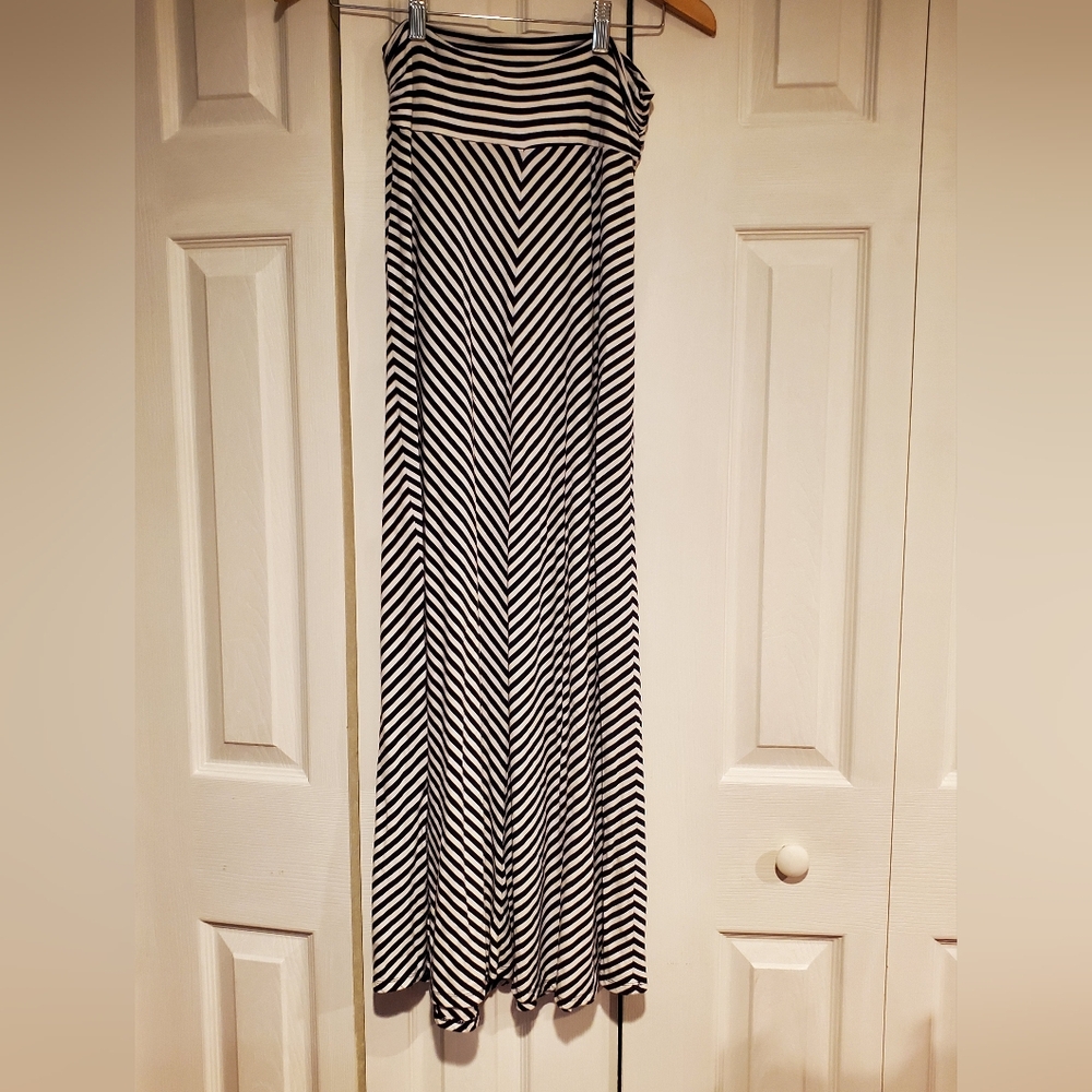 Merona maxi skirt size small navy and white